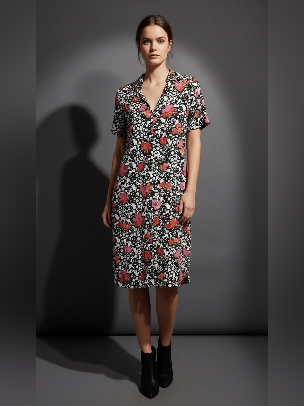 ASOS Sizeโ 6 Black, White, Red Floral Collared V-Neck Dress